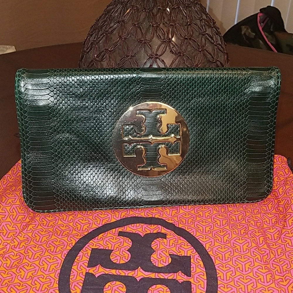 ⚘️⚘️EMBOSSED TORY BURCH REVA IN BEAUTIFUL DARK GREEN⚘️⚘️